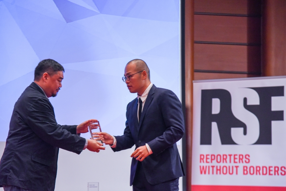 黎智英三子黎崇恩（右）出席2020無國界記者新聞自由獎頒獎典禮，並代替父親從吾爾開希（左）手中領取評審特別獎。（蔣銀珊攝）