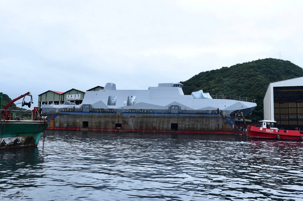 海軍首艘700噸雙船體沱江原型艦，9日首度移出龍德造船三廠船塢。（張哲偉攝）