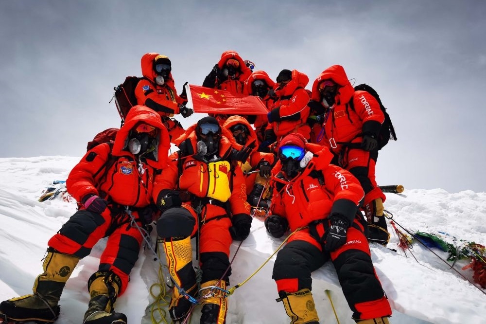 5月27日中國聖母峰高度測量登山隊在峰頂合影。（取自新華社）