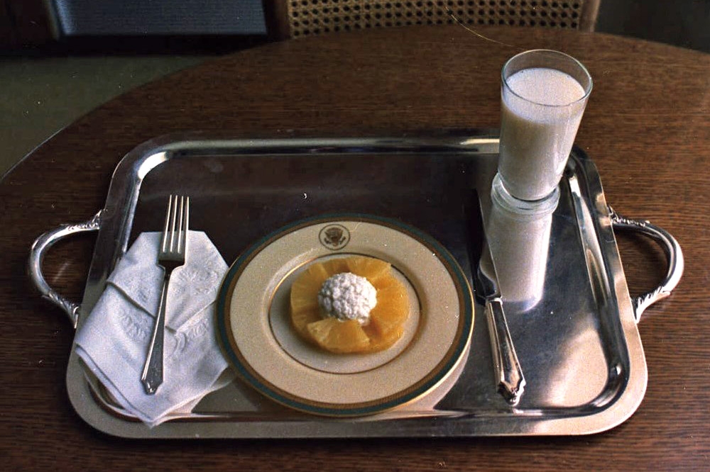 尼克森總統辭職當天的午餐非常簡單：鳳梨、茅屋起司和一杯牛奶。（時報出版提供）