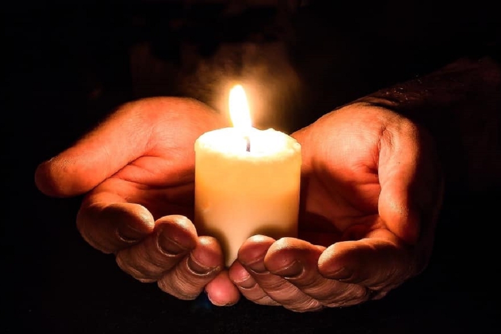 蔡衍明10日在臉書感謝中天同仁，PO出手捧燭火照片表示「中天的光不會滅」。（取自蔡衍明臉書）