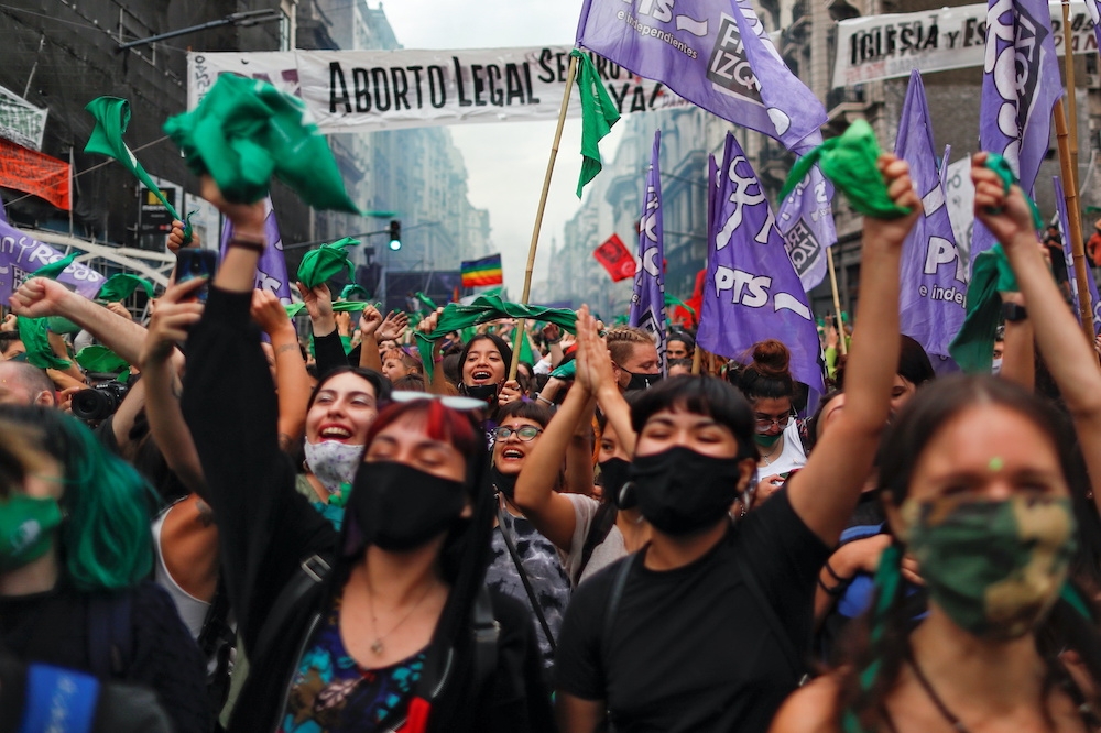 穿著綠色衣服、揮舞綠色手帕的支持墮胎者在阿根廷國會外雀躍歡呼。（湯森路透）