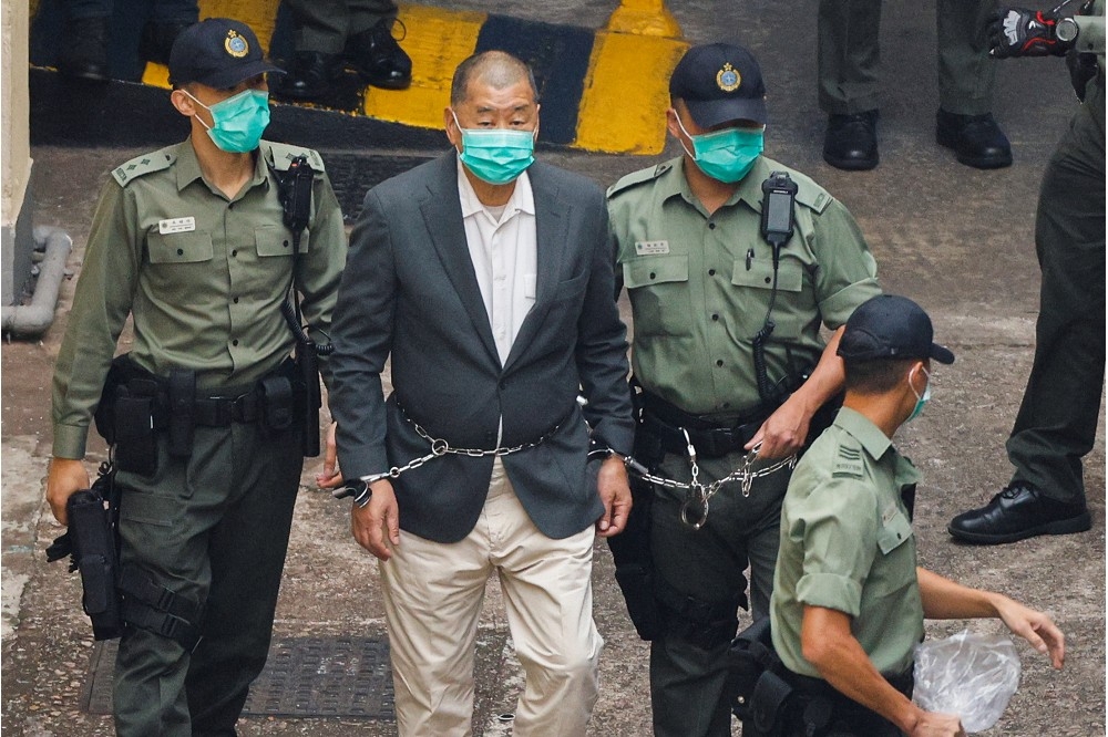 壹傳媒創辦人黎智英被香港警方以鐵鍊押往法庭。（湯森路透）