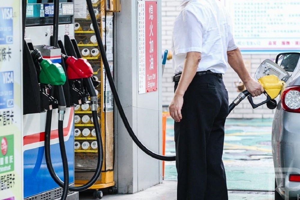 台灣中油公司宣布自14日凌晨0時起，汽油調漲0.4元，柴油調漲0.5元。（資料照片／蘇郁晴攝）