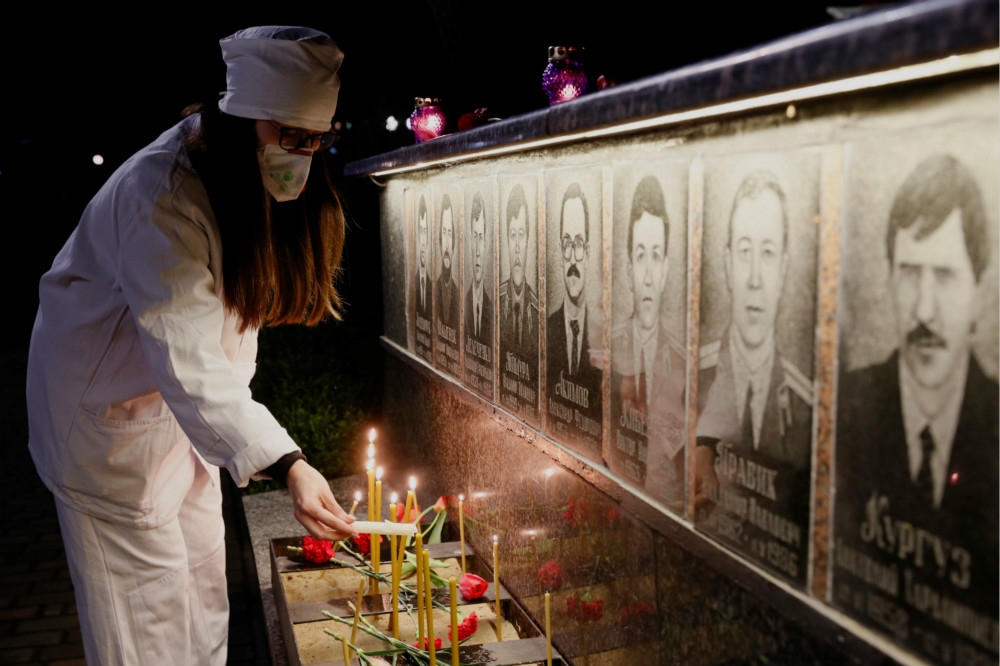 烏克蘭民眾以點蠟燭和獻花悼念1986年車諾比爆炸事故的罹難者。（湯森路透）