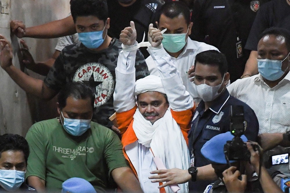 印尼伊斯蘭教強硬派學者謝哈布（Rizieq Shihab）因多次違反新冠禁止群聚措施被捕。（湯森路透）