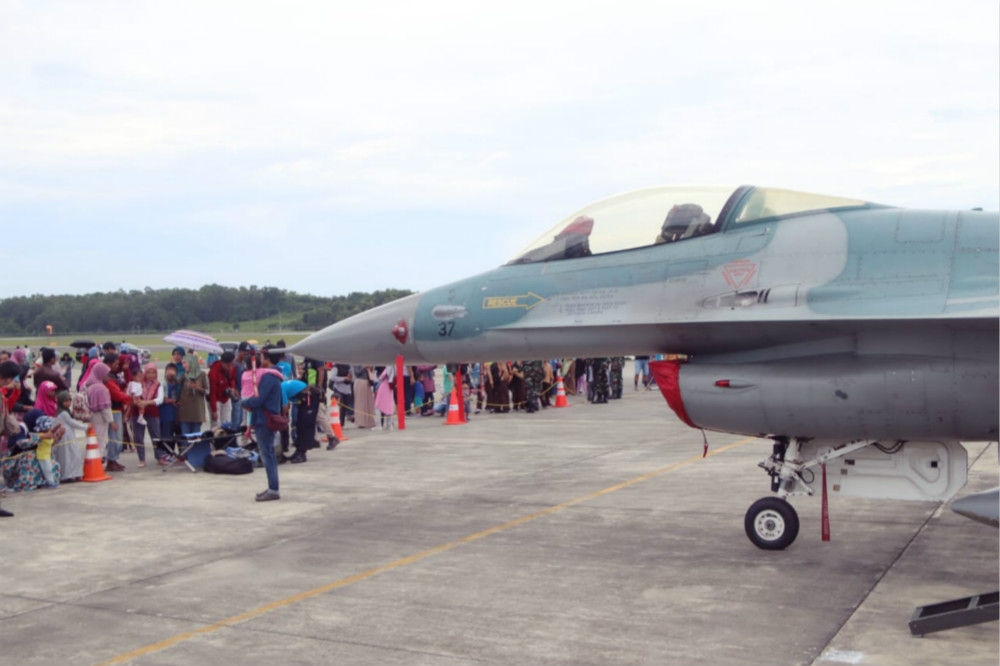 對民眾開放展示的現役F-16戰機。（圖片取自印尼空軍臉書）
