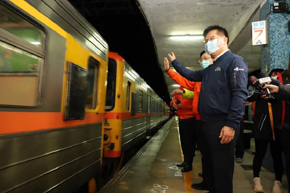 台鐵13日搶通東正線，14日恢復單線雙向通車。（取自林佳龍臉書）