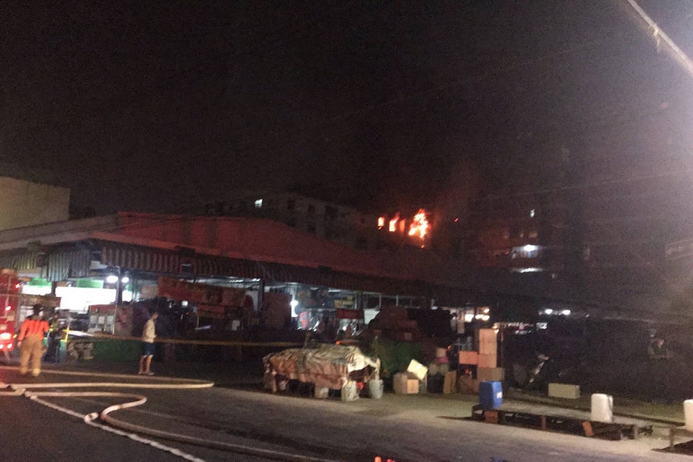 台南永康區兵仔市場內一處民宅14日晚上7點左右發生火警。（取自台南市政府環境保護局）