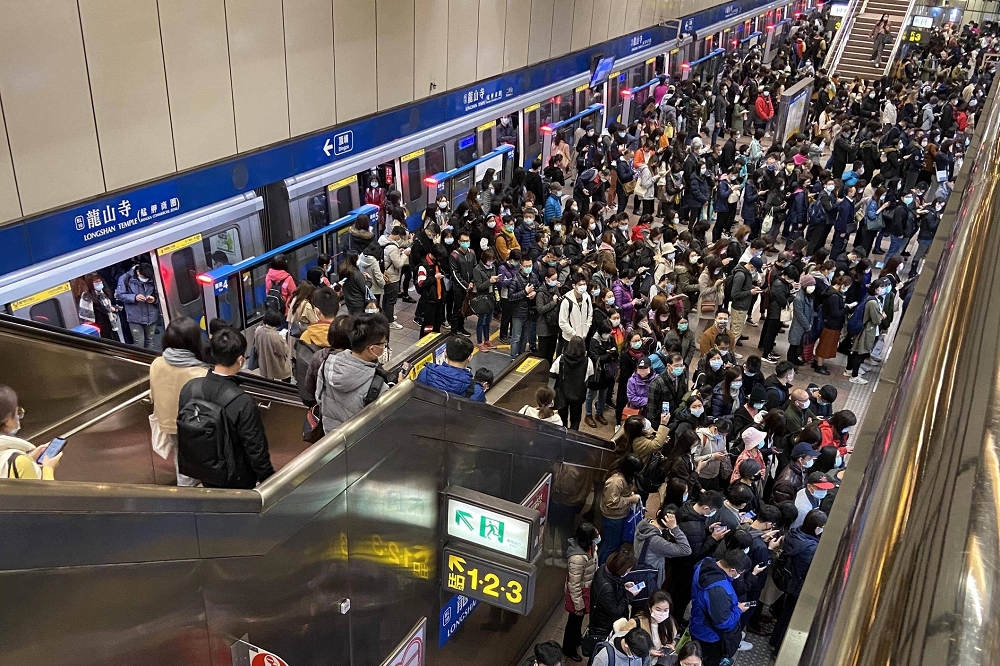 1列板南線往昆陽方向列車異常煞車，1200名乘客在龍山寺站被請下車，使通勤時段人潮壅塞。（取自Ptt MRT版／mosdog攝）