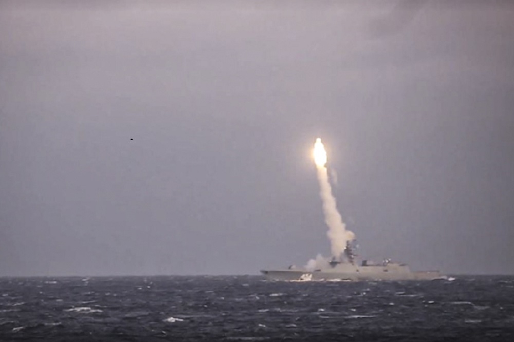 俄羅斯海軍發射飛彈示意圖。（擷取自俄國國防部網站）