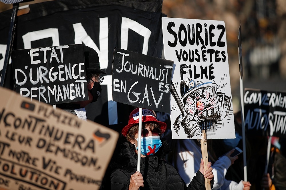 法國民眾為《整體安全法》爭議上街遊行。（湯森路透）