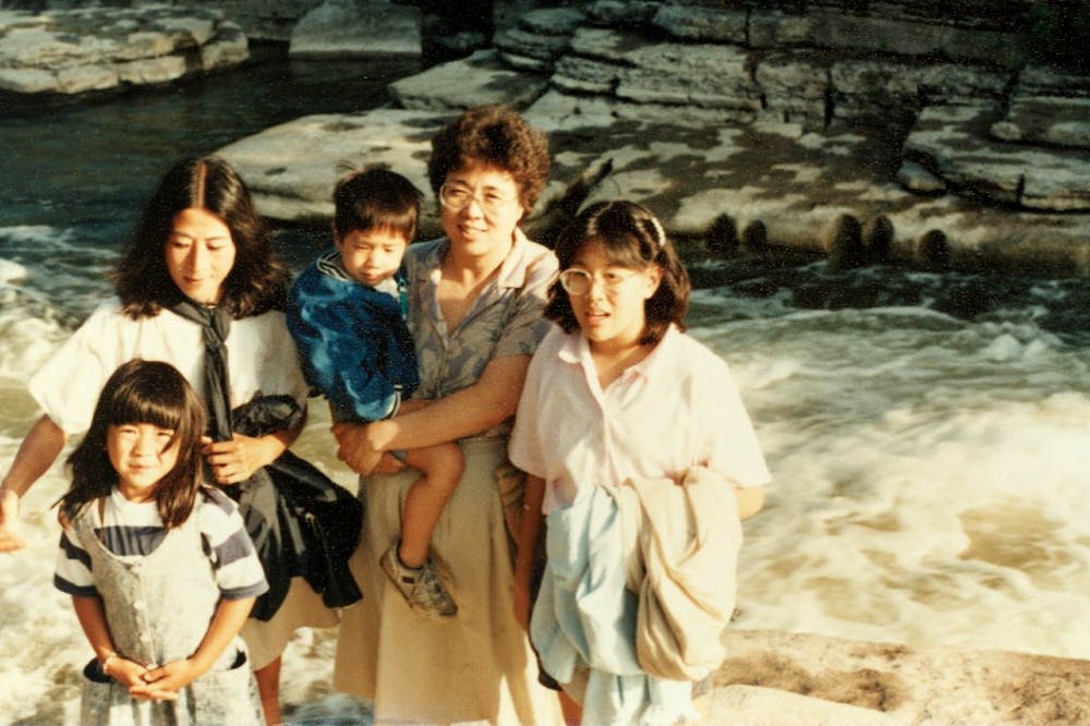 1988年兩家人一同出遊留下的合影，戴琪（右一）約莫14歲，其母李鍾渝（右二）。（李弘謙提供）

