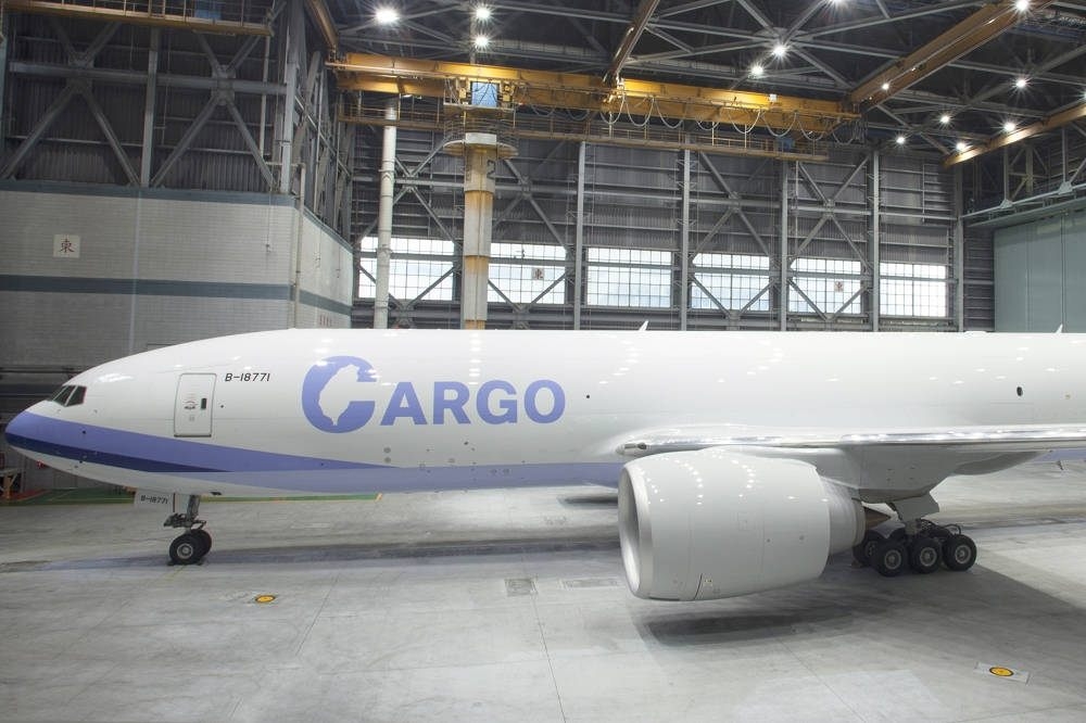 華航14日公布首架引進的波音777F雙引擎全貨機，機身上新塗裝的「CARGO」字樣把C設計成包藏著台灣地圖的樣子。（華航提供）