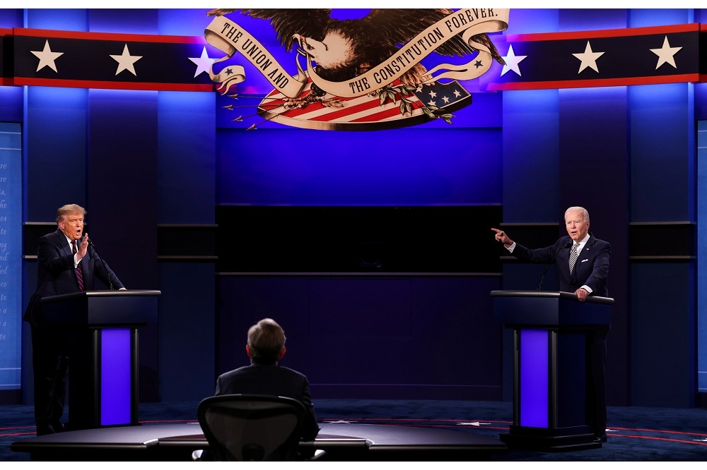 川普與拜登在大選辯論會中激辯。（湯森路透）