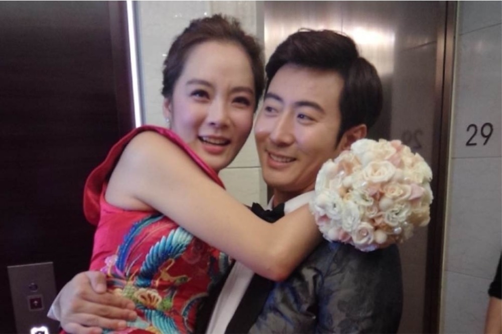 蔡琳（左）結束與高梓淇的中韓戀，離婚回韓國。（取自微博）