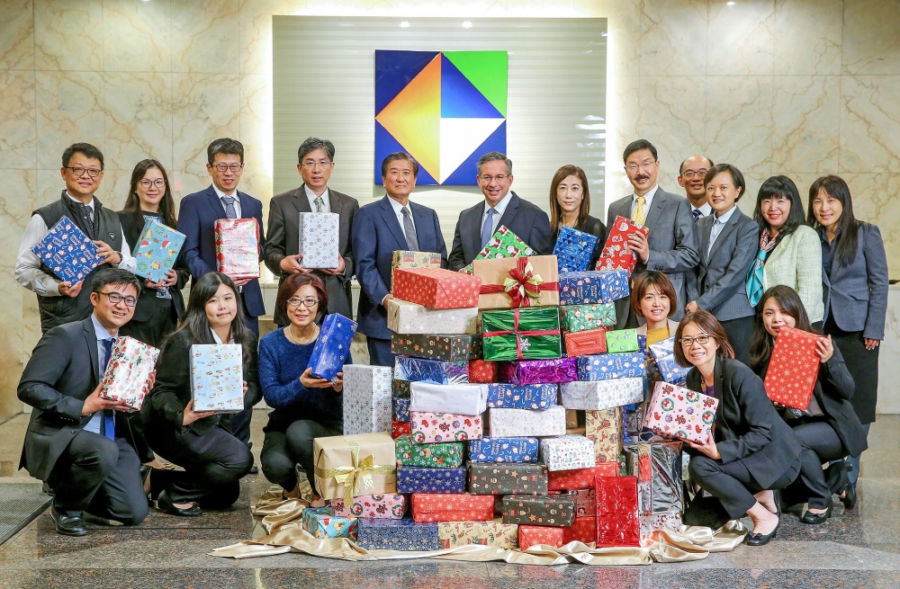 開發金控總經理龐德明(後排左六)代表致贈禮物鞋盒予凱基慈善基金會執行長曾錦隆(後排左五)。（開發金控提供）