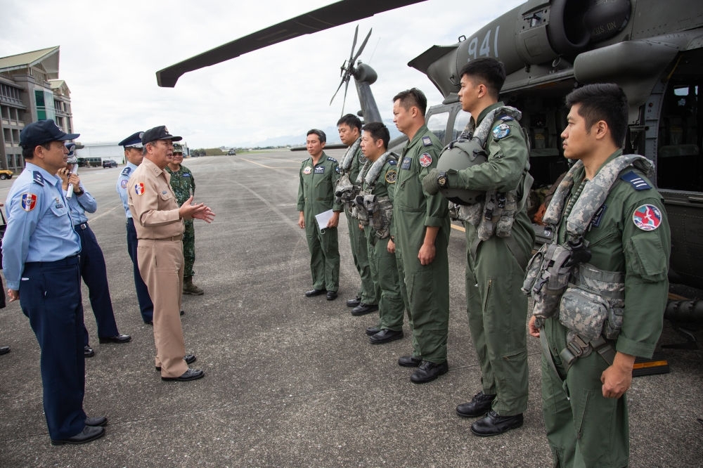F-16戰機11月17日失聯後，參謀總長黃曙光曾親赴花蓮基地指導搜救作業。（國防部提供）