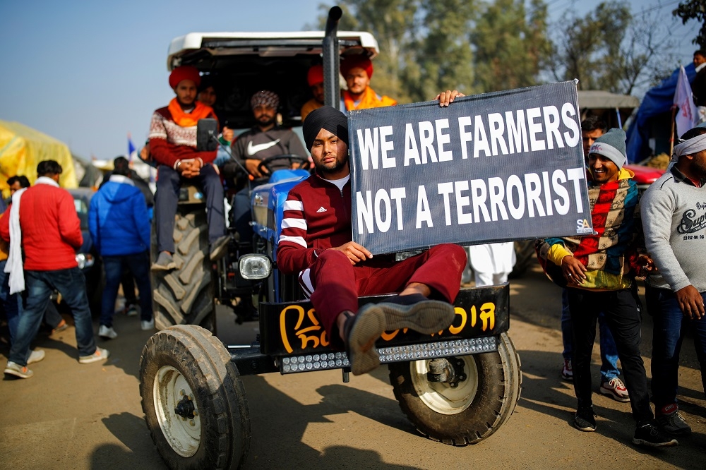 印度農民向政府抗議9月新通過的3項農業法案。（湯森路透）