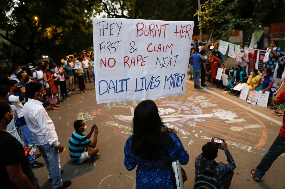 示威者在新德里舉牌抗爭。（湯森路透）