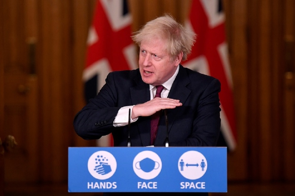 英國首相強森19日於倫敦發表記者會，回應國內新冠疫情的持續情況。（湯森路透）