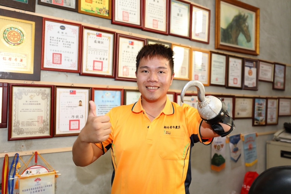 獨臂「虎克船長」詹翔欽去年被民眾黨提名不分區立委，他也是開發「翔琪檸檬茶」的微創青年代表。（陳愷巨攝）