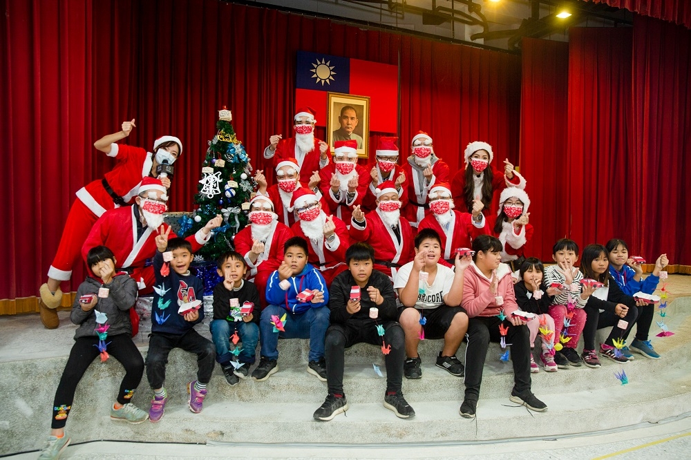 台灣馬自達藉由「Hi MAZDA Santa」聖誕活動，以用心陪伴、互動鼓勵的方式，讓偏鄉的孩童們能感受到溫馨幸福的聖誕節日氛圍。(馬自達提供)