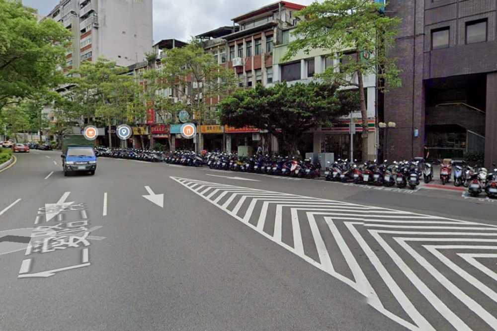 台北市大安區仁愛路3段21日下午發生BMW和公車碰撞事故。圖為案發地點。（擷自Google Map） 