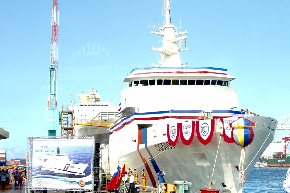 蔡總統推動「國艦國造」政策，當中海巡署最大型4千噸級巡防艦的首艘「嘉義艦」（如圖），屆時將在2021年3月初完成測試及訓練交艦。（王侑聖攝）