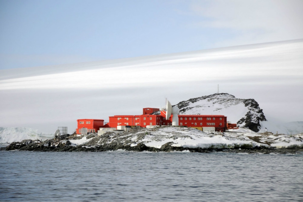 南極洲智利奧伊金斯將軍研究站外貌。（圖片取自德國航太中心）