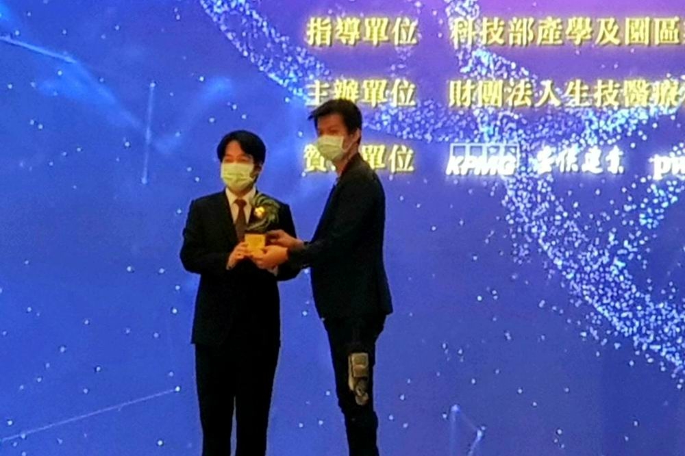 「福寶科技」榮獲國家新創獎，董事長巫震華（右）代表上台領獎。（中科提供）