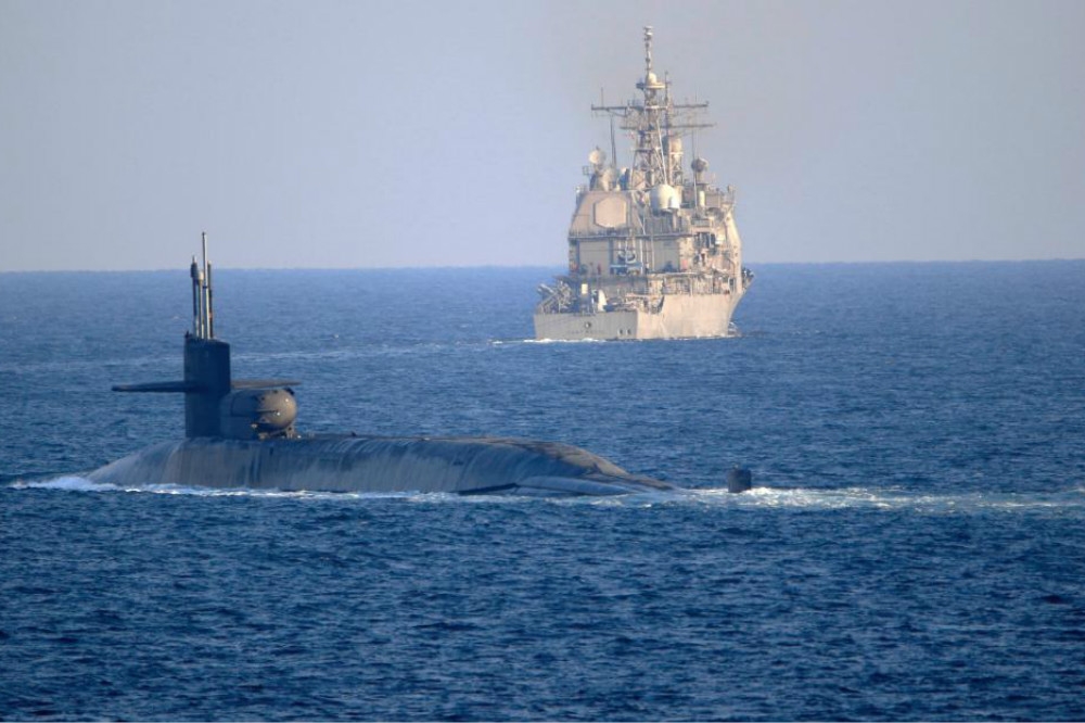 美軍「喬治亞號」核子潛艦穿越荷莫茲海峽。（圖片取自美國海軍）