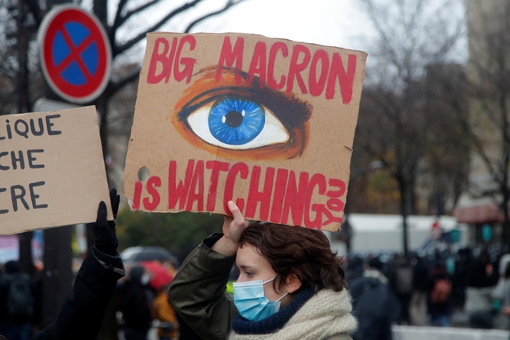 法國民眾參與「整體安全法」示威遊行，認為政府嚴重剝奪人民自由權利。（湯森路透）
