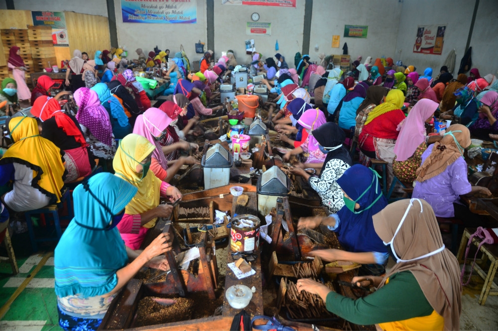 大批在生產線工作的印尼女性工人。（湯森路透）