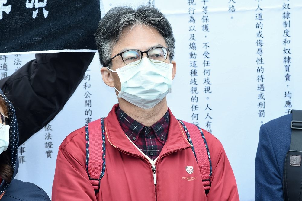 醫師蘇偉碩25日親赴監察院，要求人權會提供庇護。（張哲偉攝）