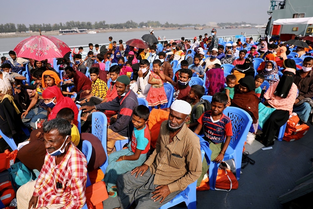 孟加拉將第二批羅興亞難民，從鄰國緬甸轉移到孟加拉灣的巴贊查爾島。（湯森路透）