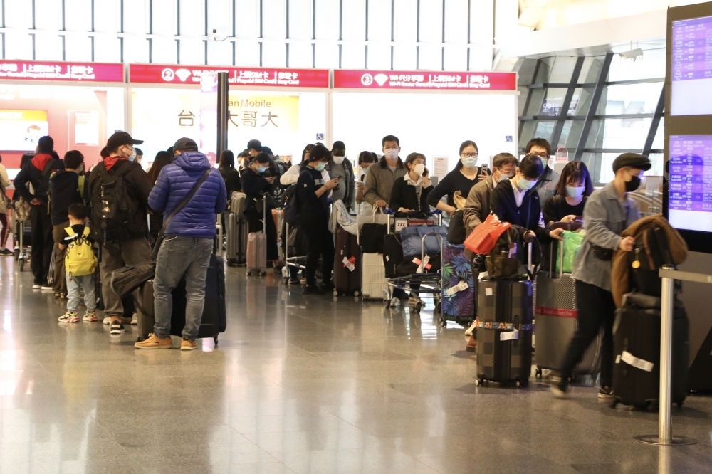 台灣於英國註冊留學生達4050人，莊人祥表示，4千名留學生不可能一次返台，至少也是分批回來。圖為今年3月桃園機場返台旅客。（資料照片／王侑聖攝）