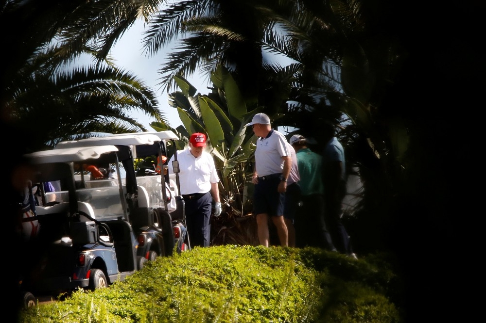 美國總統川普在佛州打高爾夫球。