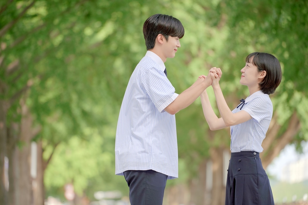 金曜漢（左）和蘇珠妍在《致我們單純的小美好》中，展開24公分超萌身高差的校園戀情。（Netflix提供）