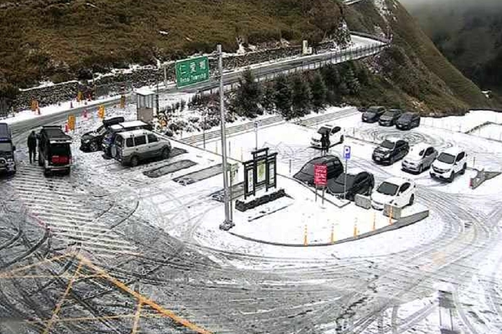因應寒流侵襲，交通部公路總局指出，30日夜間起至1月1日路面結冰高潛勢路段；圖為今年1月13日合歡山莊附近。（氣象局提供）