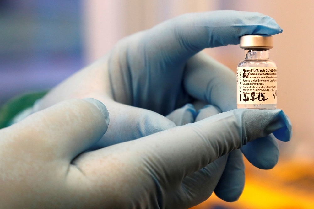 德國輝瑞疫苗28日爆8名工人施打過量劑量4人送醫。（湯森路透）