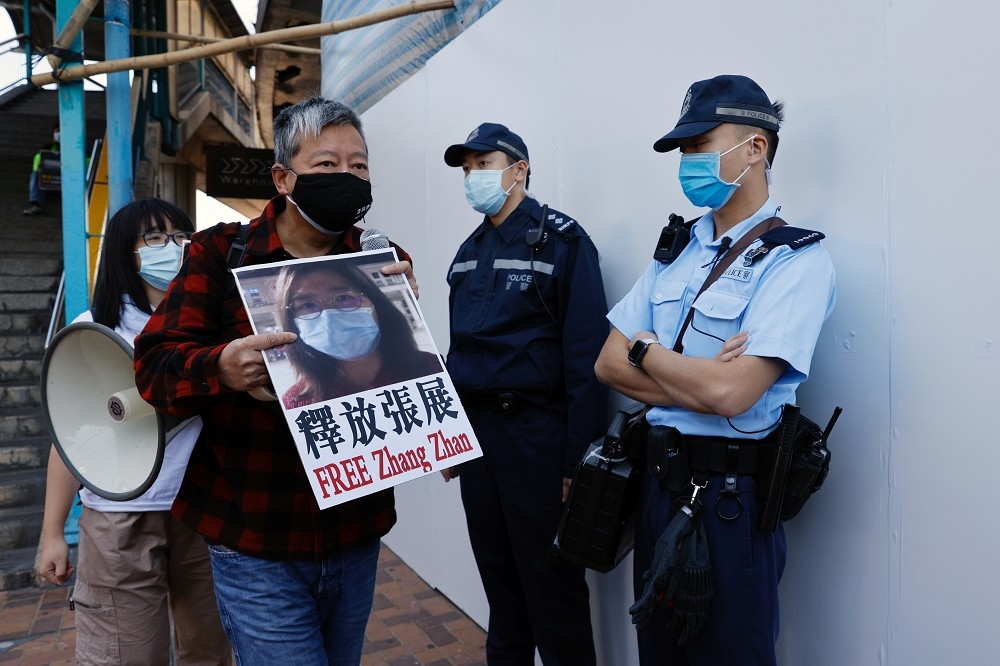 香港抗議者聲援中國公民記者張展。（湯森路透）