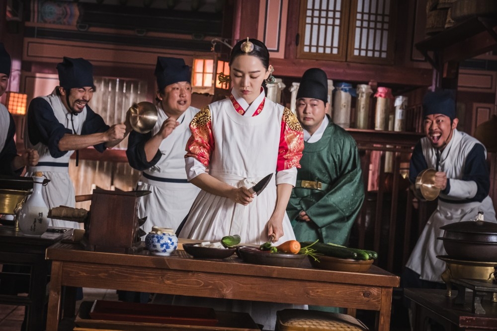 被青瓦台主廚附身的王后申惠善（中）大展廚藝，把現代美食搬到朝鮮時代。(friDAY提供）
