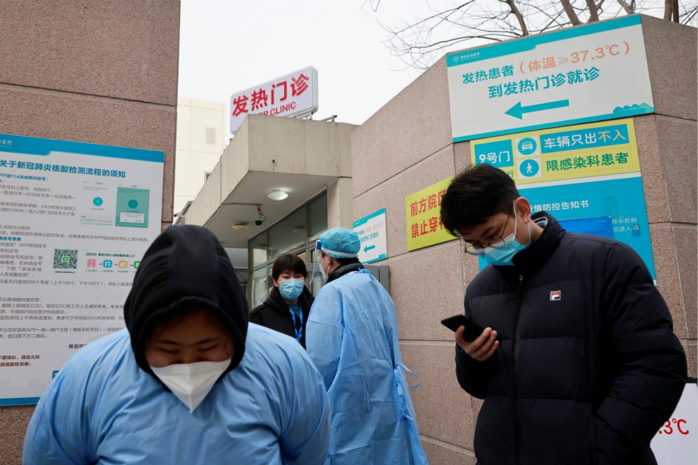 北京醫院外等待接受檢疫的民眾。（湯森路透）