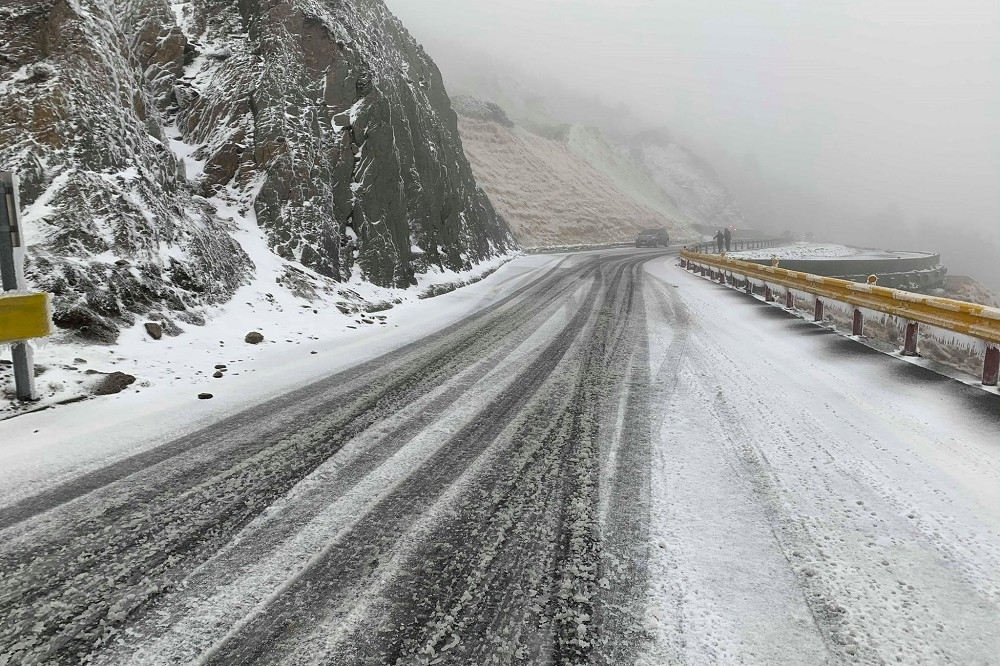 公路總局公布北橫公路將在下午兩點開始無雪鍊禁止通行。示意圖為2019年底合歡山翠峰至大禹嶺路段。（資料照片／范宏明提供）