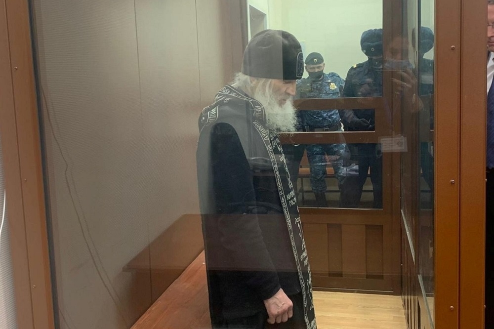俄羅斯警方29日將賽吉爾神父逮捕歸案。（湯森路透）