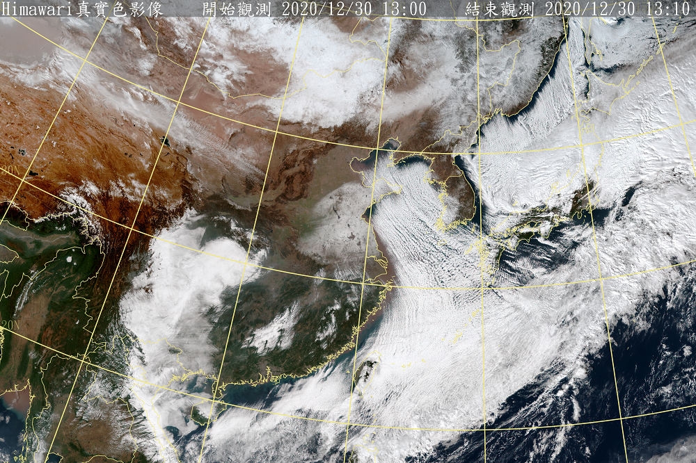 鄭明典在臉書上講解這張衛星雲圖，網友卻發現這像是「冬將軍在對我們這個方向嘔吐」。（取自中央氣象局）