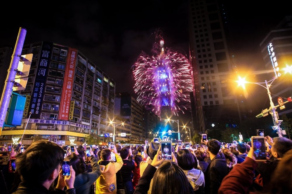 12月31日台北市政府前廣場舉辦的跨年晚會活動，台北捷運照慣例連續42小時營運不打烊。（陳品佑攝）