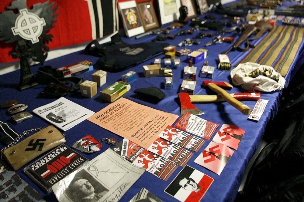 2007年葡萄牙一宗刑事案件中所扣押的武器與納粹文物。（湯森路透）