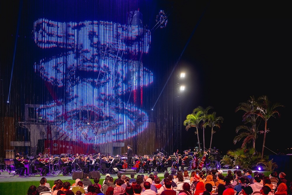 2021跨年夜全台唯一海上舞台！磅礡交響樂+燦爛煙火+壯觀無人機秀一次滿足。（高雄市政府提供）